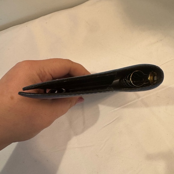 Louis Vuitton Vibrant Blue Epi Agenda - Picture 4 of 11